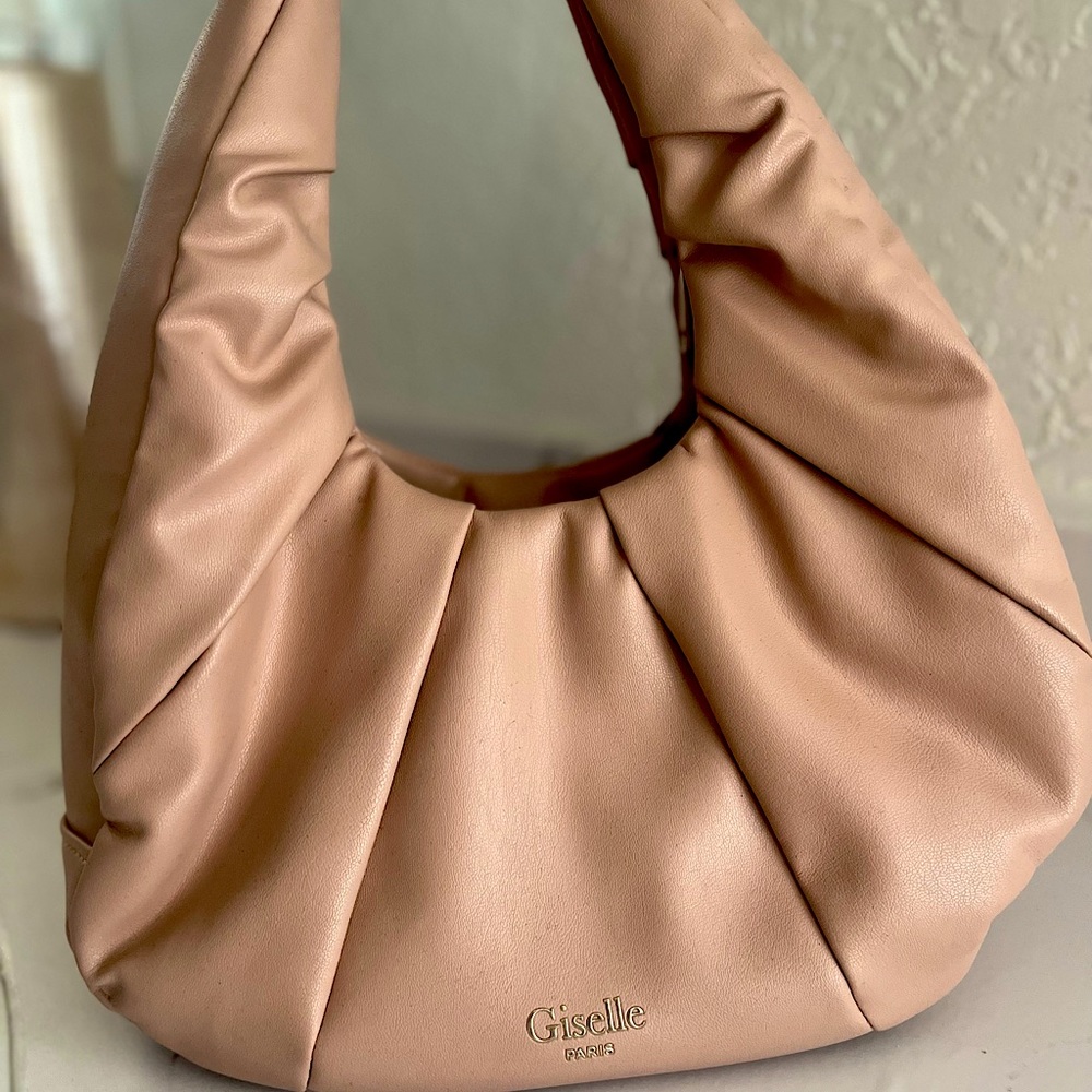Giselle París bag